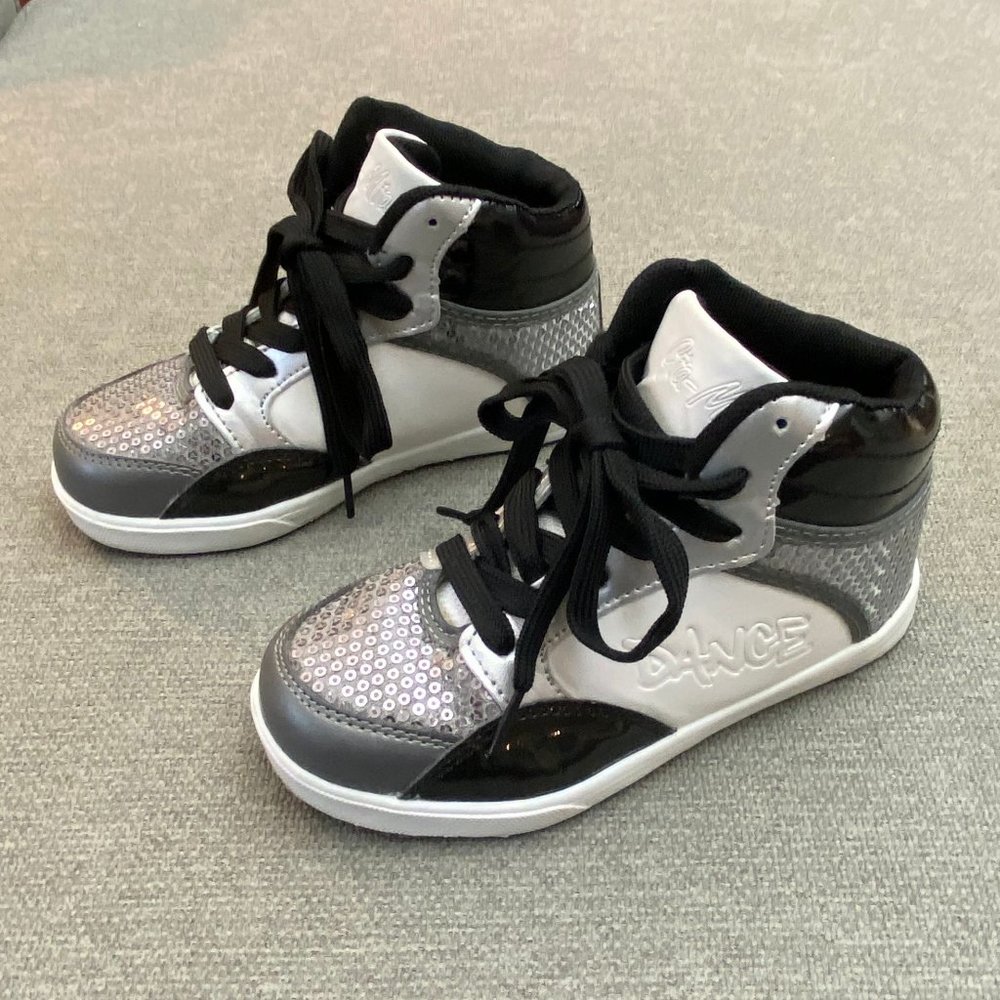 Gia Mia Girls White/Black Sneakers (size 1)